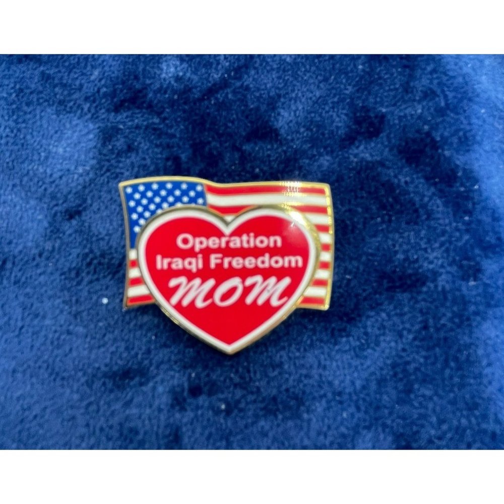 "OPERATION IRAQI FREEDOM MOM" Flag Hat / Lapel Pin US ARMY (1-1/16" metal Pin)